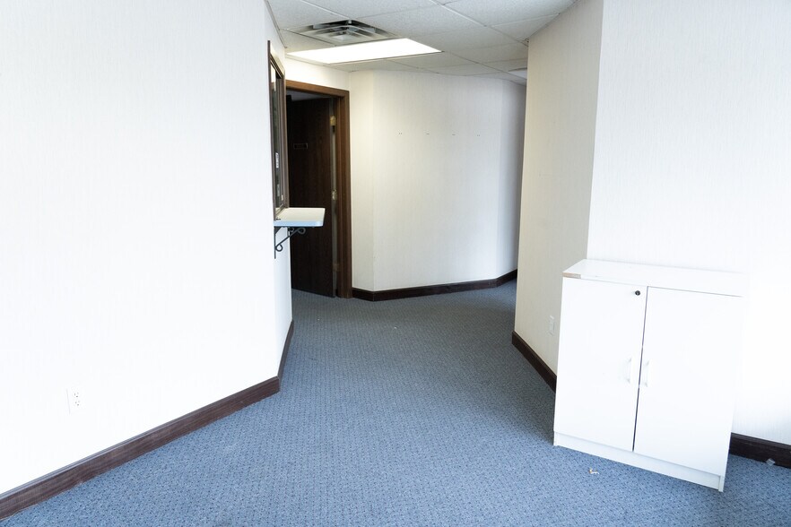 More Photos Of 218 Center Rd, Monroeville Freestanding For Lease