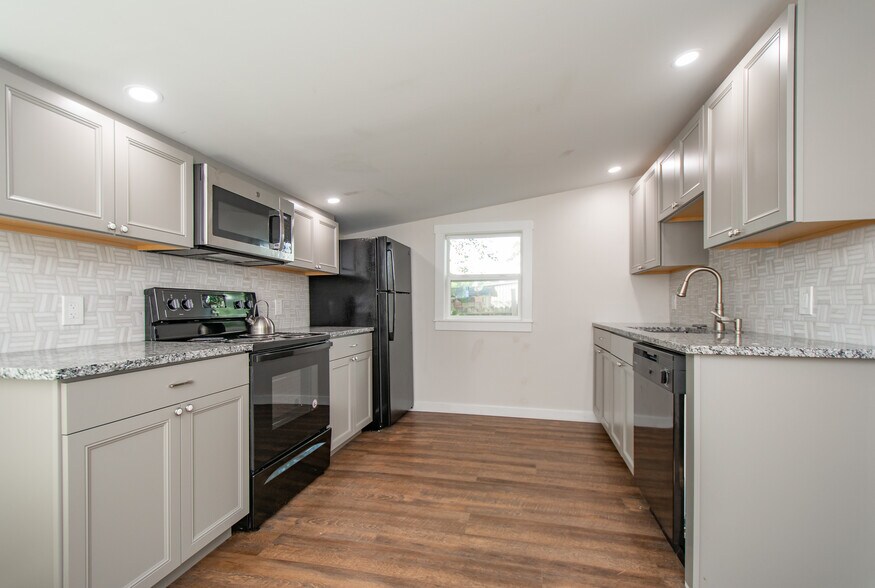 More Photos Of 6215 Hotel St, Austell Light Distribution For Lease