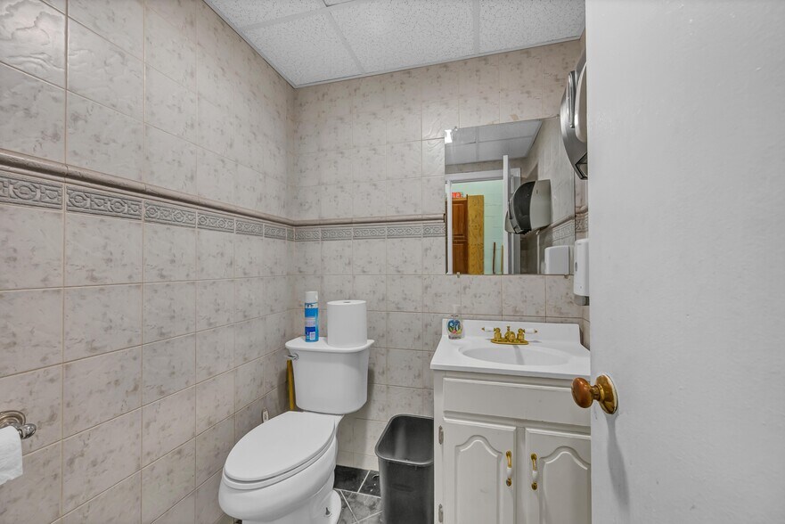 More Photos Of 2391 S Main St, Waterbury Showroom For Sale