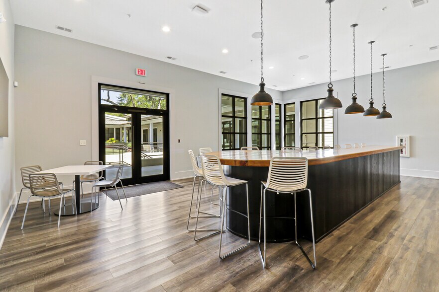 More Photos Of 10 Park Ln, Hilton Head Island Office For Sale