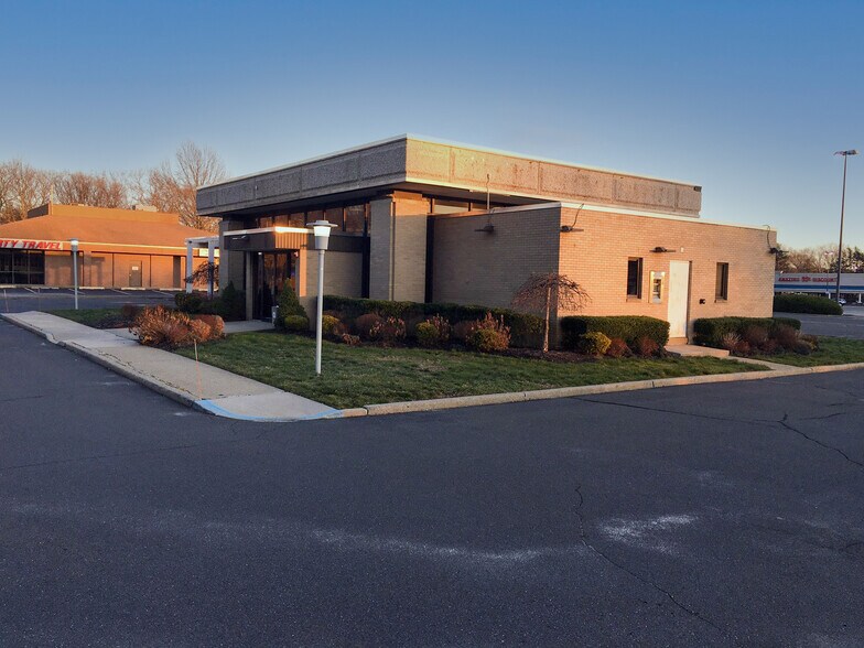 Primary Photo Of 655 Old Country Rd, Riverhead Bank For Lease
