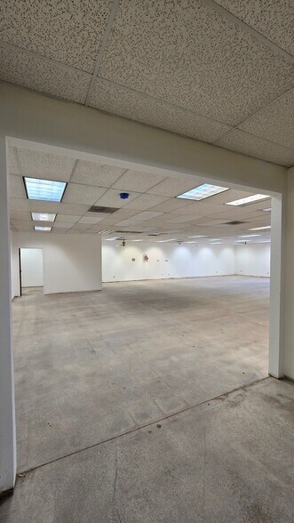 More Photos Of 605 W Mockingbird Ln, Dallas Showroom For Sale
