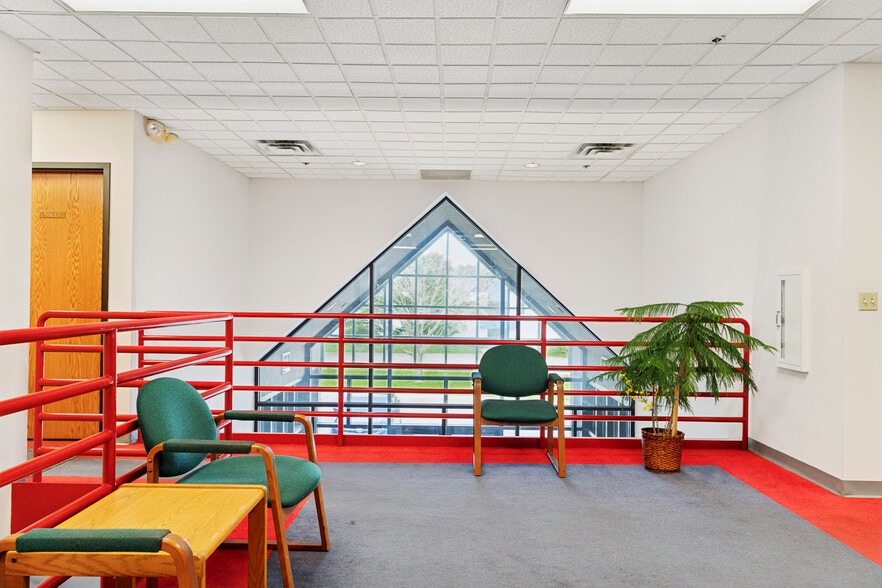More Photos Of 405 Commerce Ct, Vadnais Heights Manufacturing For Sale