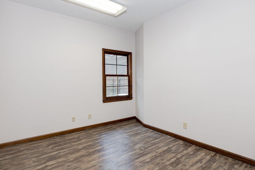 More Photos Of 3822 Rosemont Dr, Columbus Medical For Sale