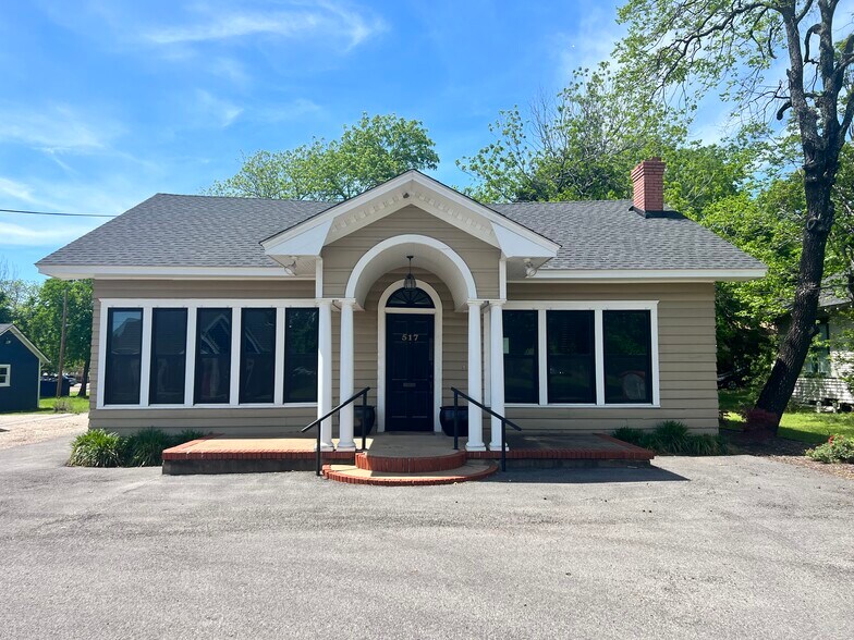 More Photos Of 517 Ferris Ave, Waxahachie Office For Lease