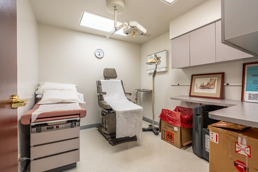 More Photos Of 401 N York St, Elmhurst Medical For Lease