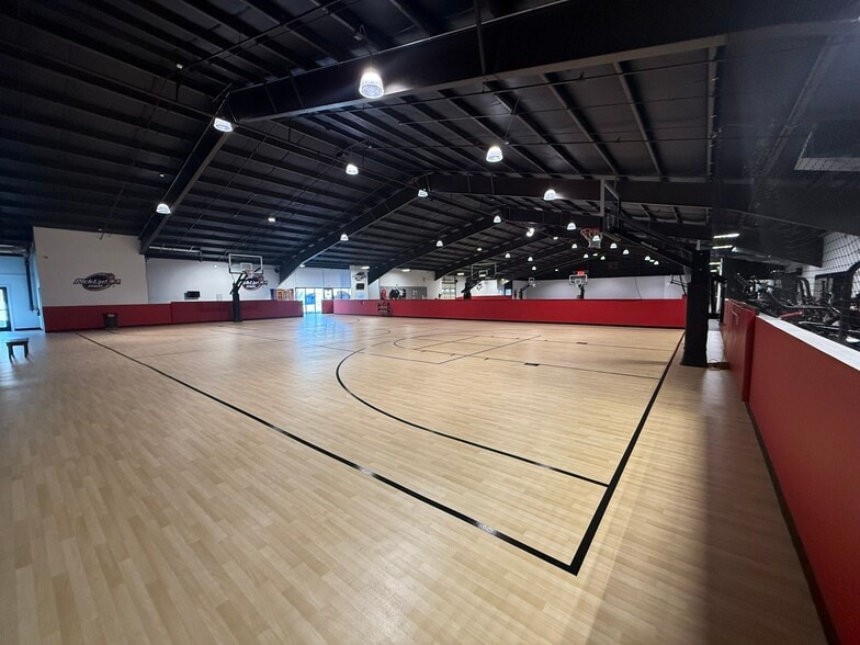 More Photos Of 6970 N Broadway St, Kansas City Showroom For Lease