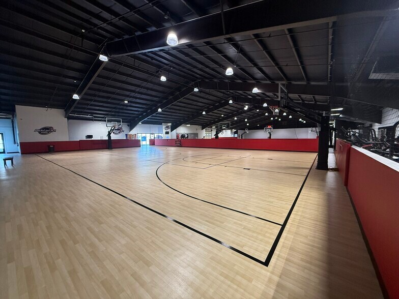 More Photos Of 6970 N Broadway St, Kansas City Showroom For Lease