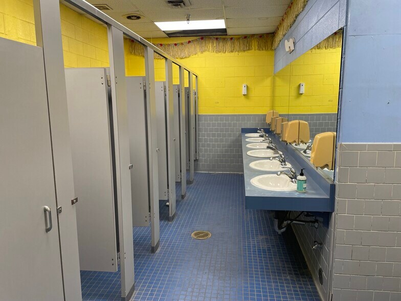 More Photos Of 101 W New St, Pink Hill Warehouse For Sale