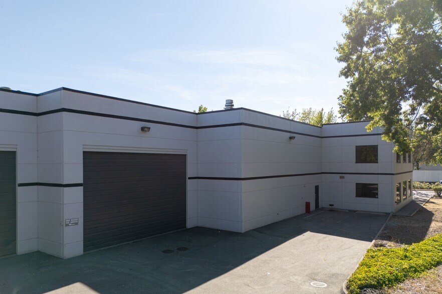 More Photos Of 8920 Fraserton Ct, Burnaby Warehouse For Lease