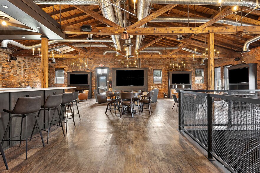 More Photos Of 17 E Brickel St, Columbus General Retail For Sale