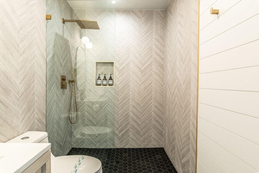 More Photos Of 306 Loch Leven Rd, Lake Arrowhead Hotel For Sale