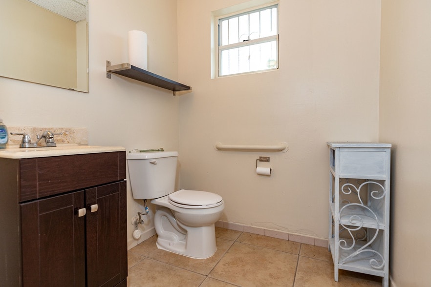 More Photos Of 2441 NW 93rd Ave, Miami Showroom For Sale