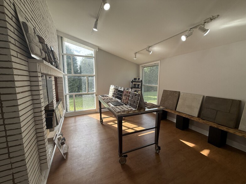 More Photos Of 806 Penny Ave, East Dundee Storefront Retail Office For Lease