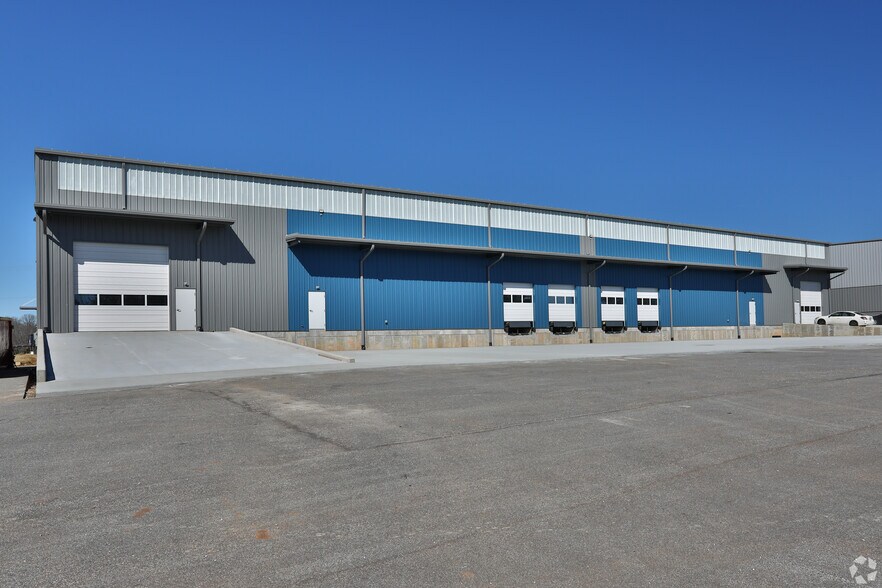 More Photos Of 350 Mayfield Rd, Duncan Service For Lease