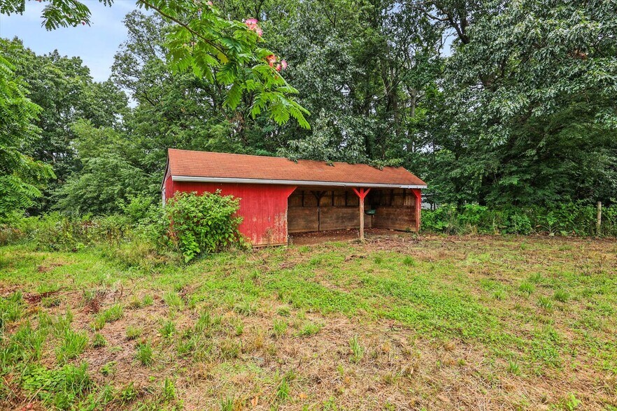 More Photos Of 333 Newcomer Rd, Windsor Veterinarian Kennel For Sale