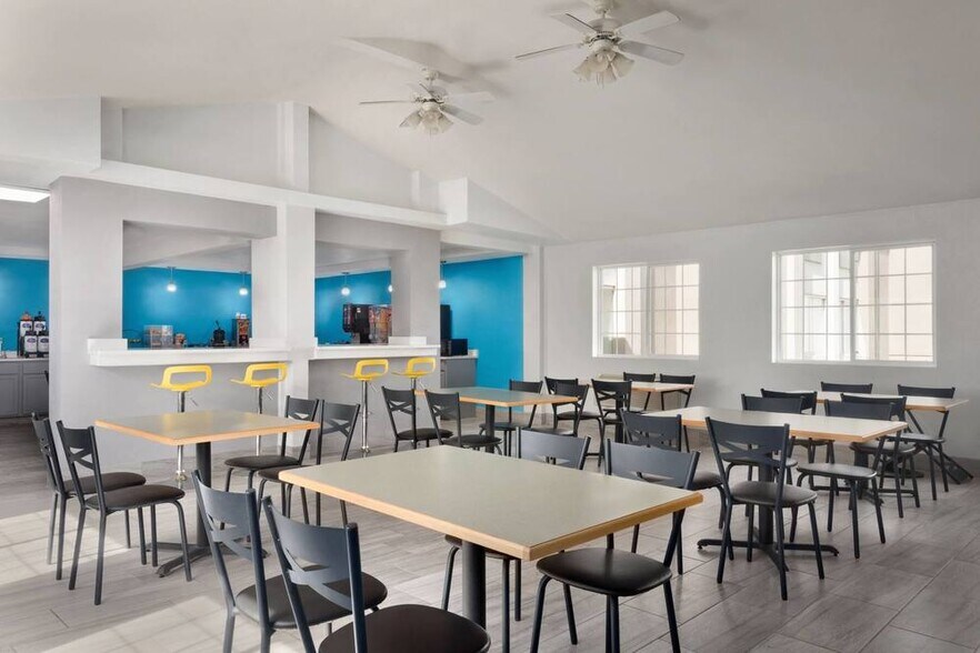 More Photos Of 4685 NE 14th St, Des Moines Hotel For Sale