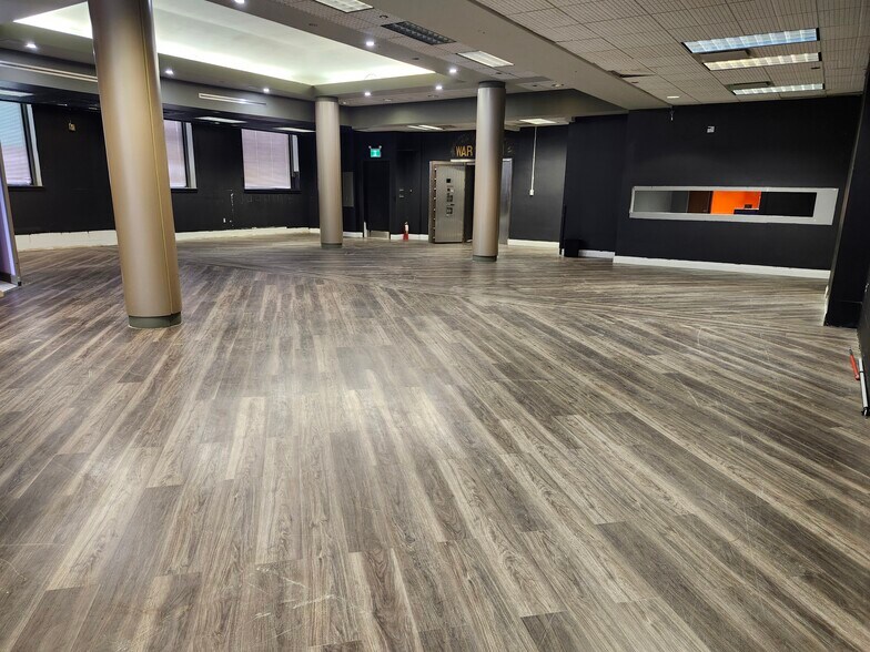 More Photos Of 4365 Queen St, Niagara Falls Storefront Retail Office For Lease