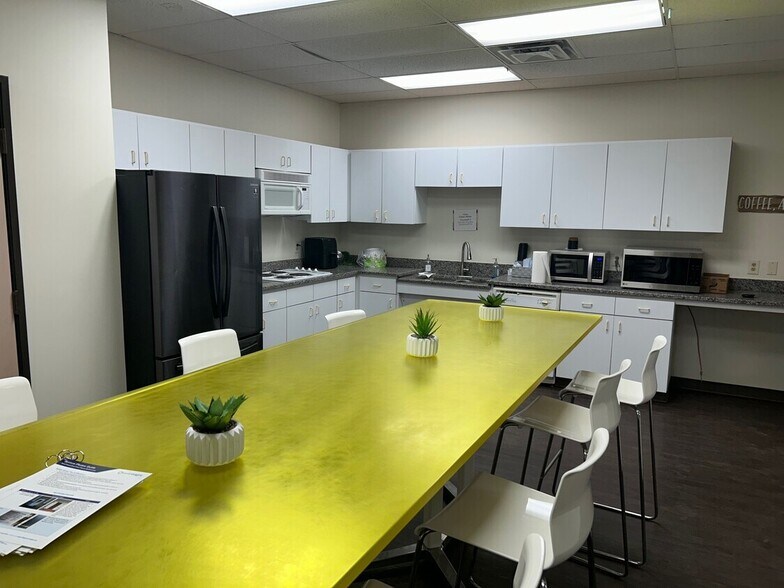 More Photos Of 801-815 Greenview Dr, Grand Prairie Unknown For Lease