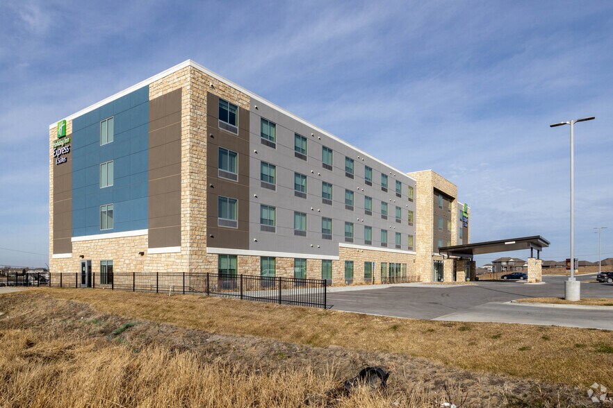 More Photos Of 19040 Evans St, Elkhorn Hotel For Sale