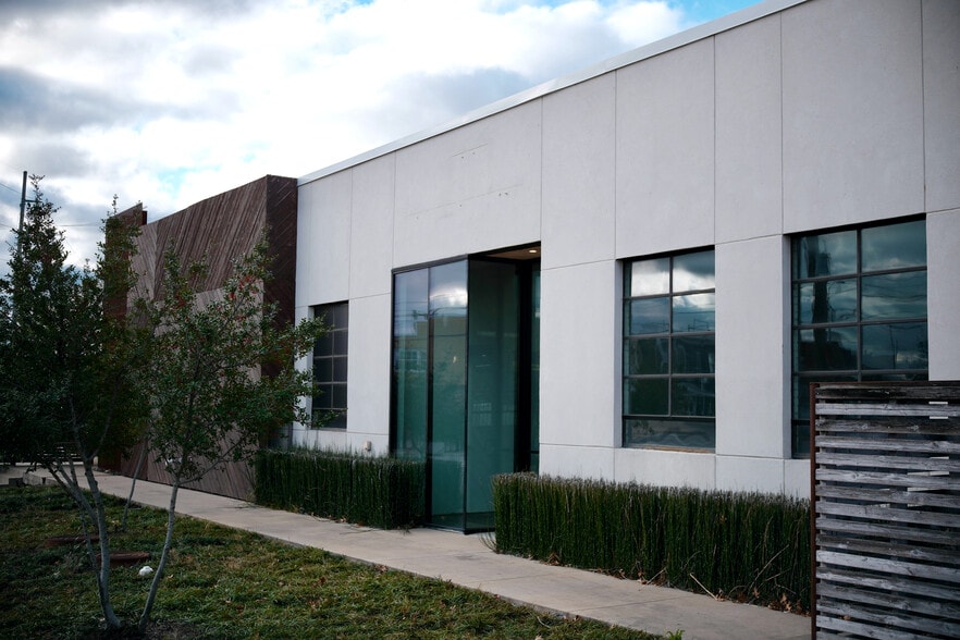 More Photos Of 222 S Kenosha Ave, Tulsa Storefront Retail Office For Lease