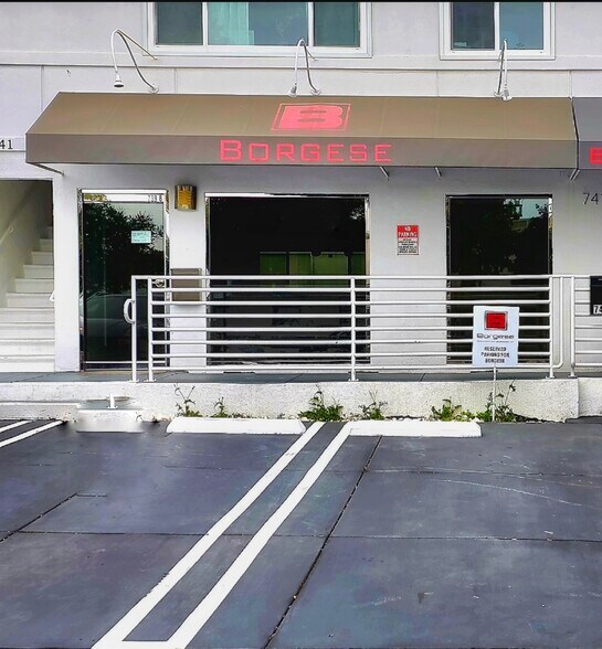 More Photos Of 733 10th St, Santa Monica Storefront Retail Office For Lease