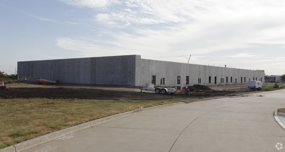 More Photos Of 11300-11398 Meredith Dr, Urbandale Warehouse For Lease