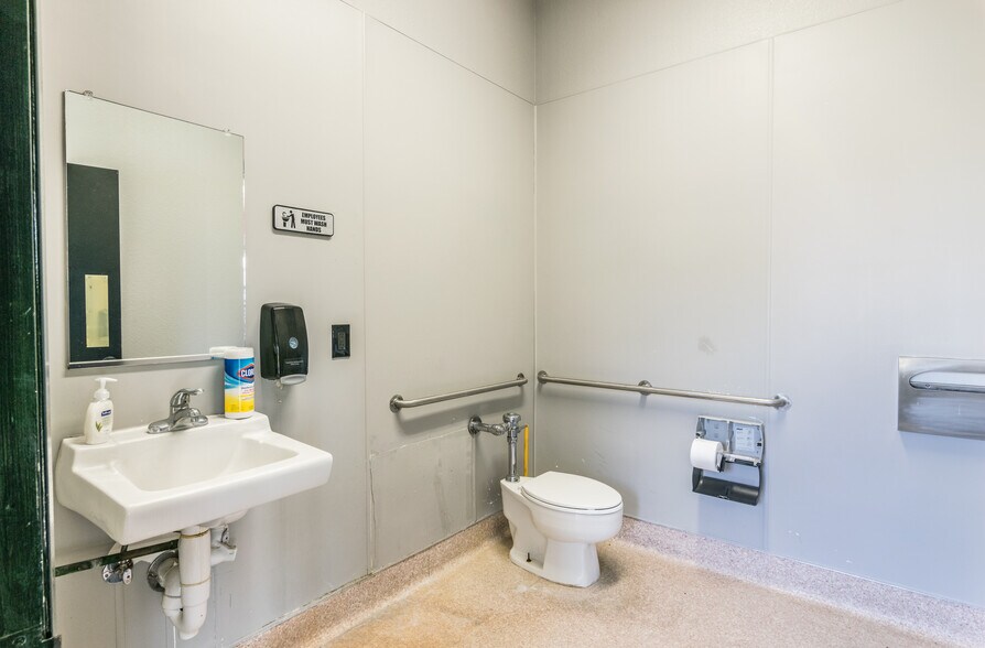 More Photos Of 27 Commerce Pl, Vacaville Warehouse For Lease