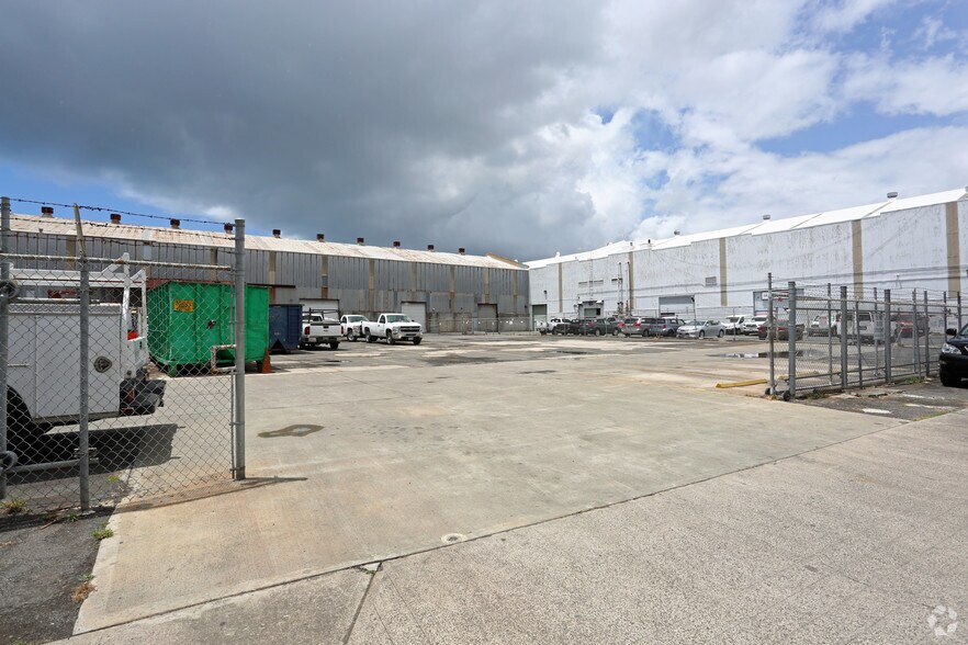 More Photos Of 926 Kohou St, Honolulu Warehouse For Lease