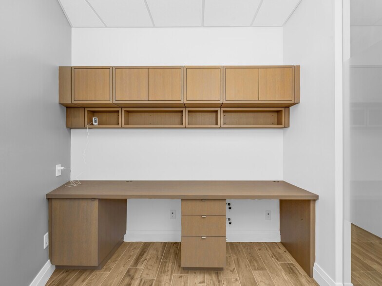 More Photos Of 541 Queen St E, Toronto Storefront For Lease