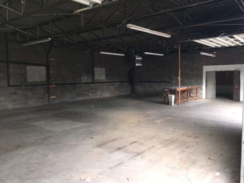 More Photos Of 1301-1371 Saw Mill Run Blvd, Pittsburgh Warehouse For Lease