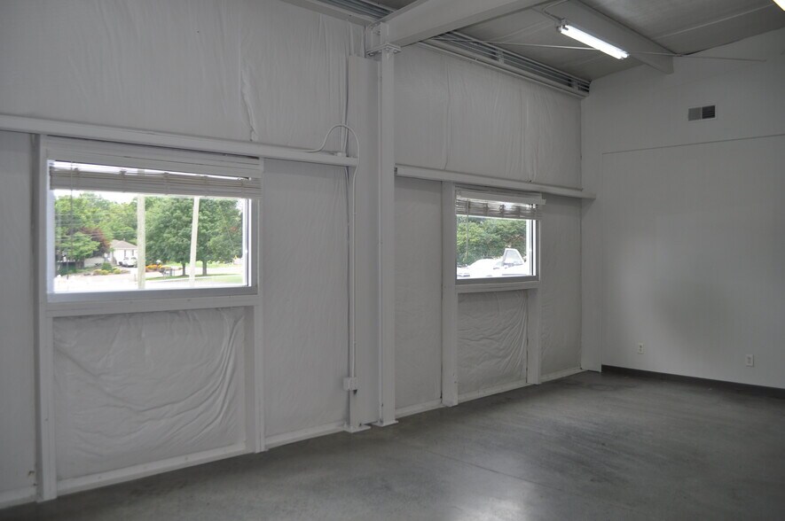 More Photos Of 2333 W Emory Rd, Powell Industrial For Sale