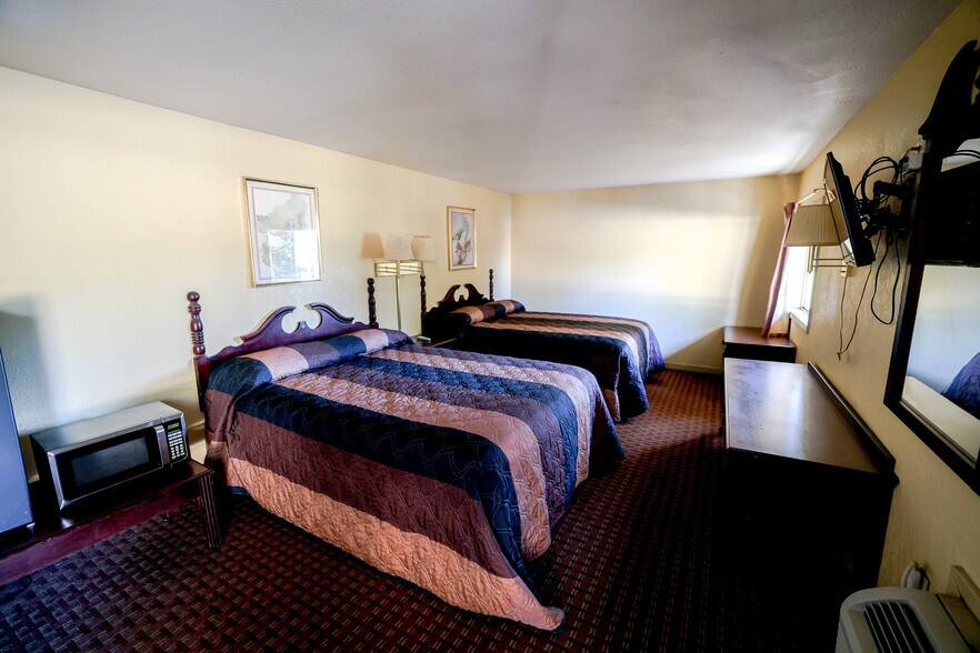 More Photos Of 221 S Preston St, Marksville Hotel For Sale