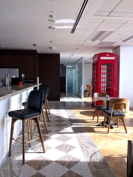 More Photos Of 555 California St, San Francisco Office For Lease