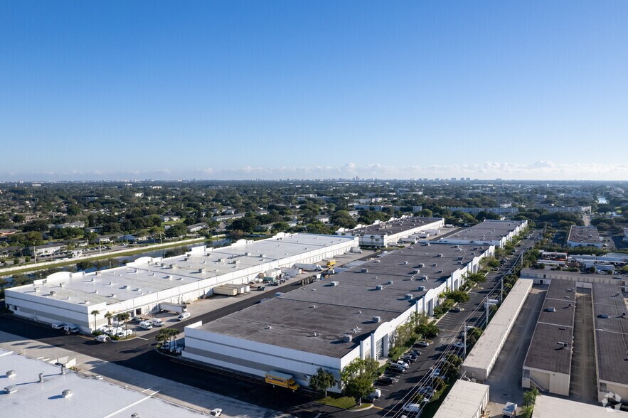 More Photos Of 740 S Powerline Rd, Deerfield Beach Warehouse For Lease