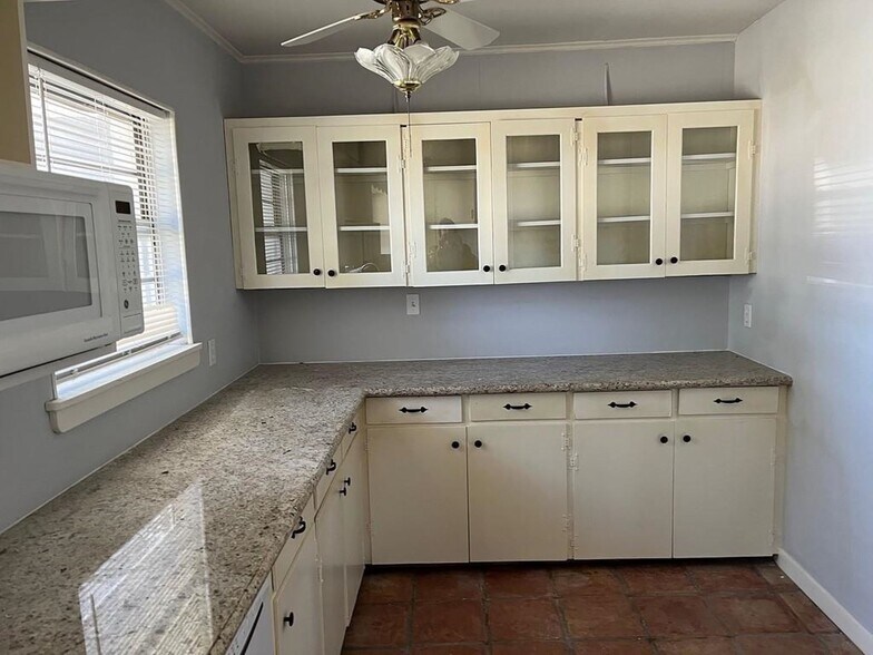 More Photos Of 1007 Meyer St, Sealy Multifamily For Sale