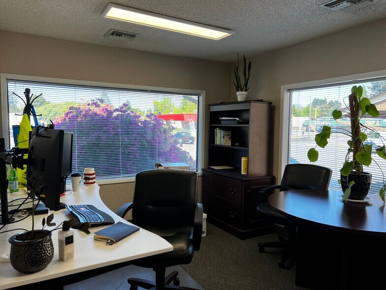 More Photos Of 3303 NE 44th St, Vancouver Office For Sale
