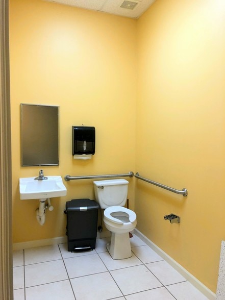 More Photos Of 3459 Pine Ridge Rd, Naples Office For Lease