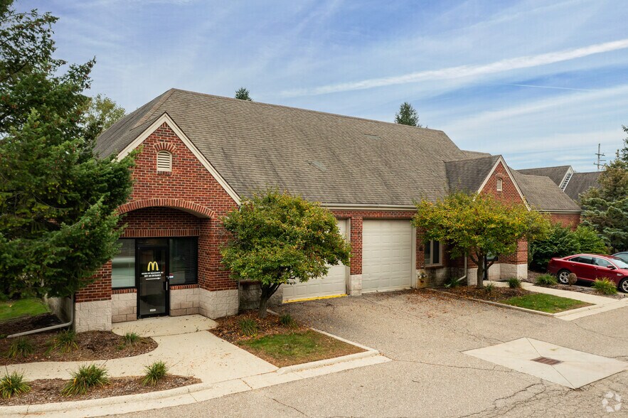 More Photos Of 36520 Grand River Ave, Farmington Hills Unknown For Lease