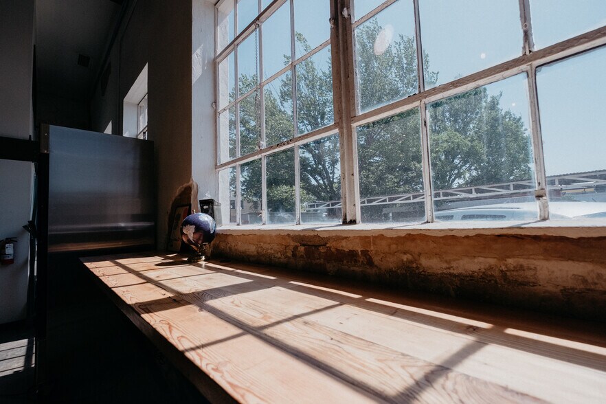 More Photos Of 633-635 W Davis St, Dallas Freestanding For Lease