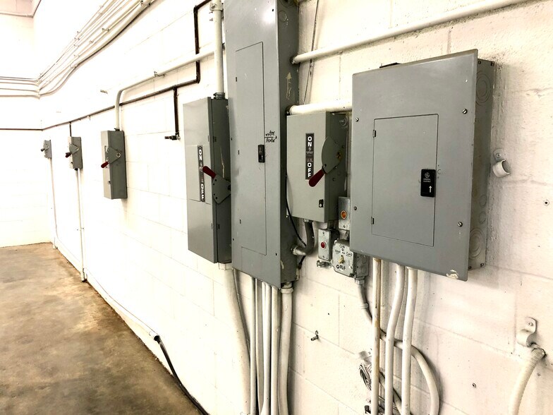 More Photos Of 1222 Hardin Rd, Dallas Manufacturing For Lease