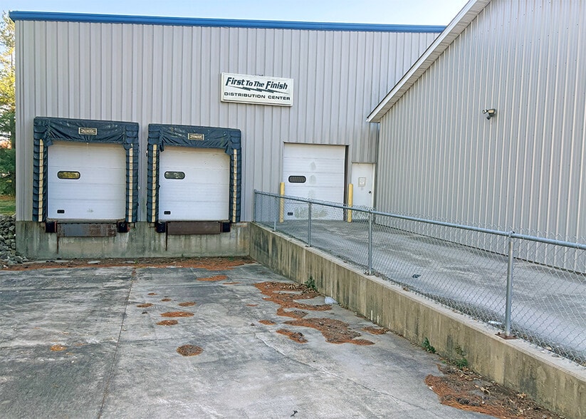 More Photos Of 1325 N Broad St, Carlinville Warehouse For Lease
