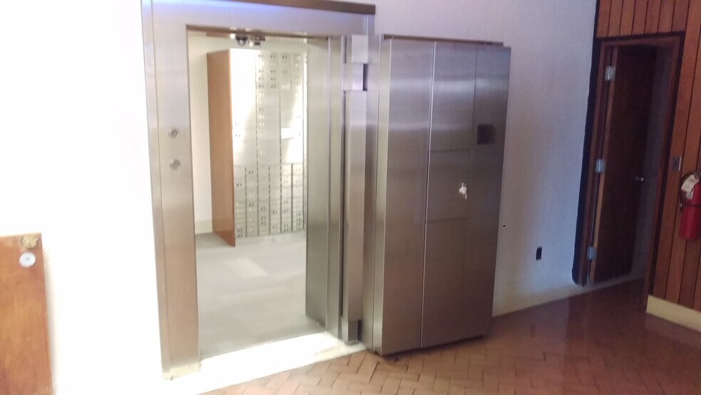More Photos Of 112 N Grand Ave, Nogales Bank For Lease