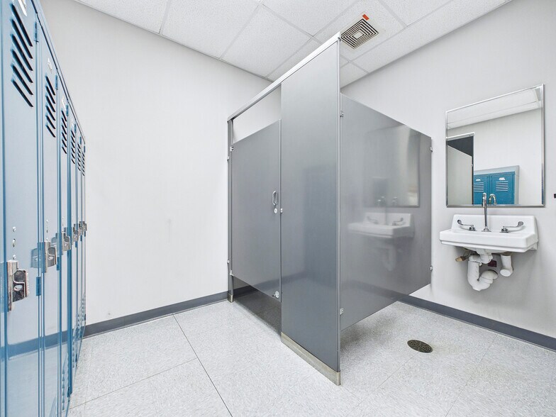 More Photos Of 230 N Old Saint Louis Rd, Wood River Industrial For Lease