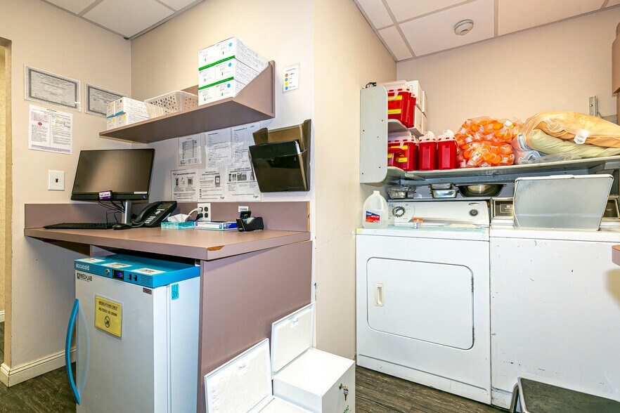 More Photos Of 986-990 Sunrise Hwy, Babylon Medical For Sale