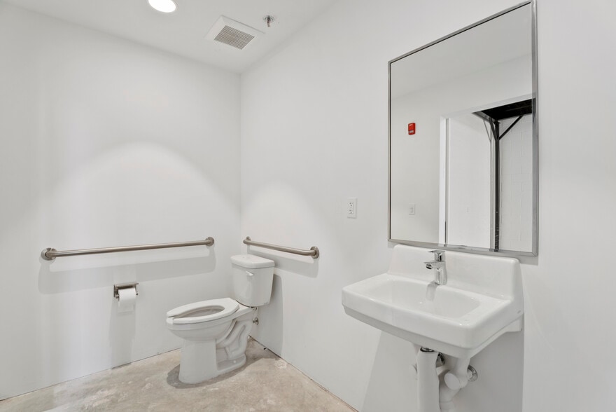 More Photos Of 6566 Palmer Park Cir, Sarasota Self Storage For Sale