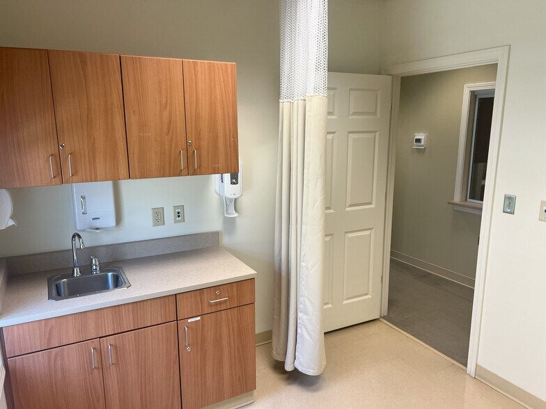 More Photos Of 21 Liberty Dr, Hebron Medical For Sale