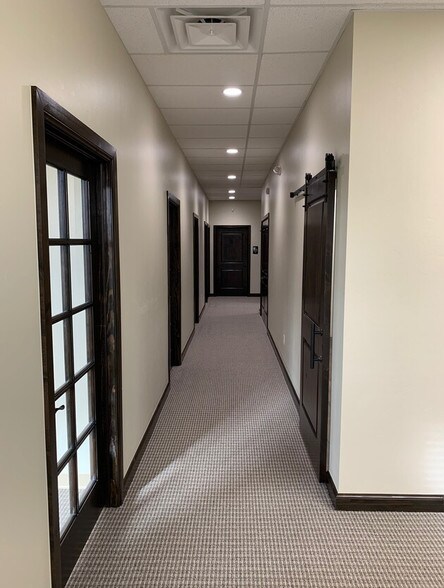 More Photos Of 401 W Vandament Ave, Yukon Office For Lease