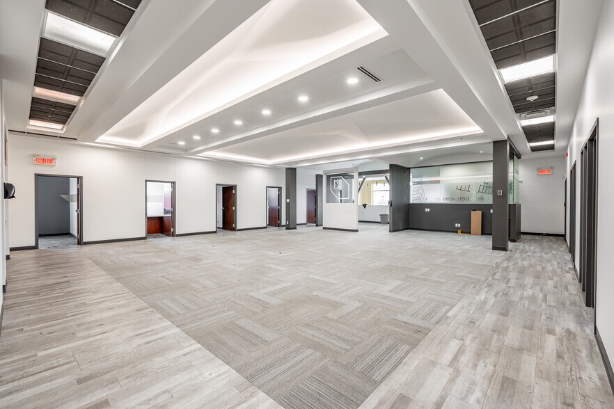 More Photos Of 5000 Rue Bernard-Lefebvre, Laval Light Distribution For Sale