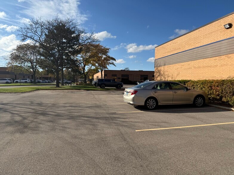 More Photos Of 425 Huehl Rd, Northbrook Light Distribution For Sale